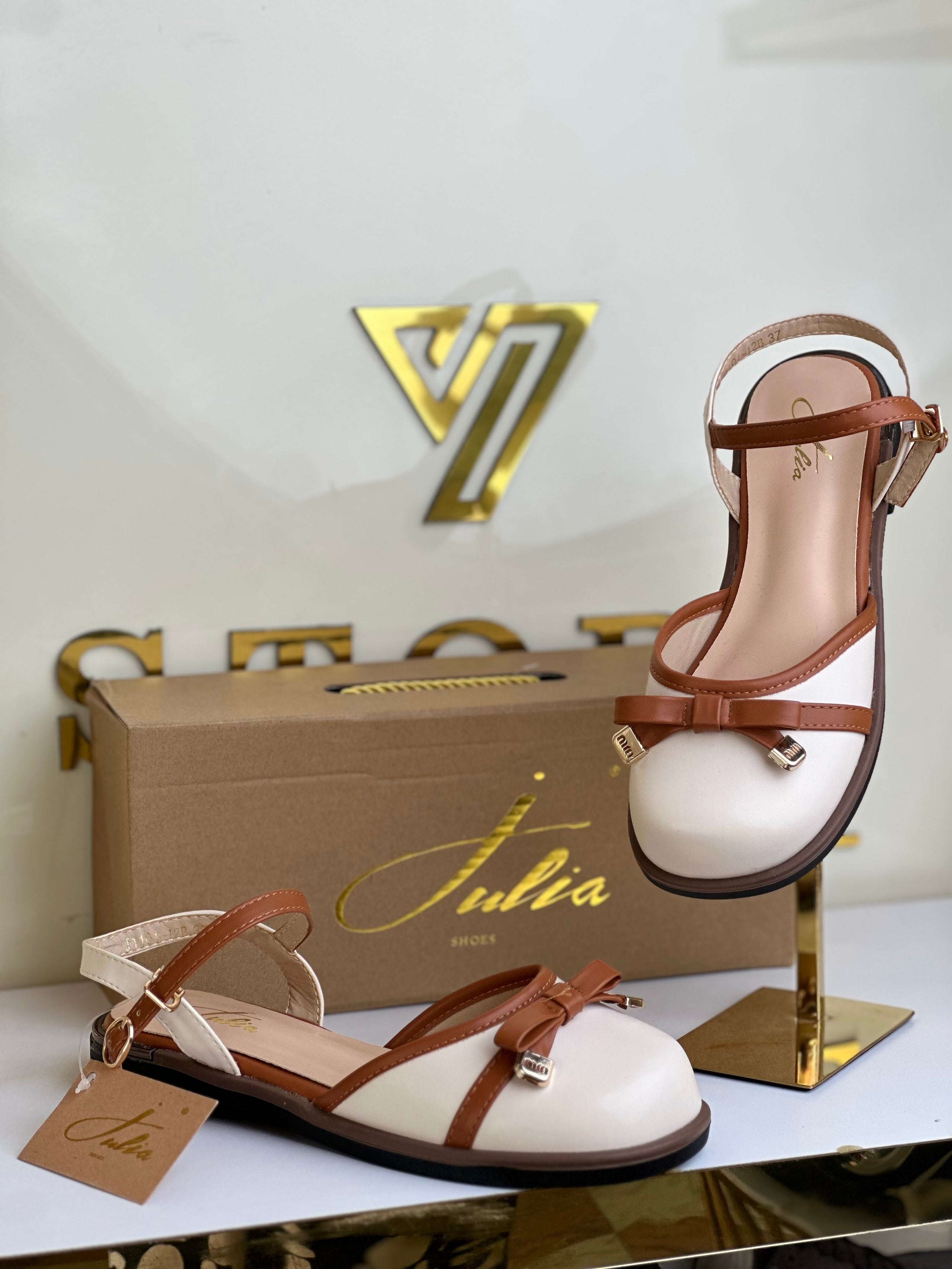 julia j1101-12b
